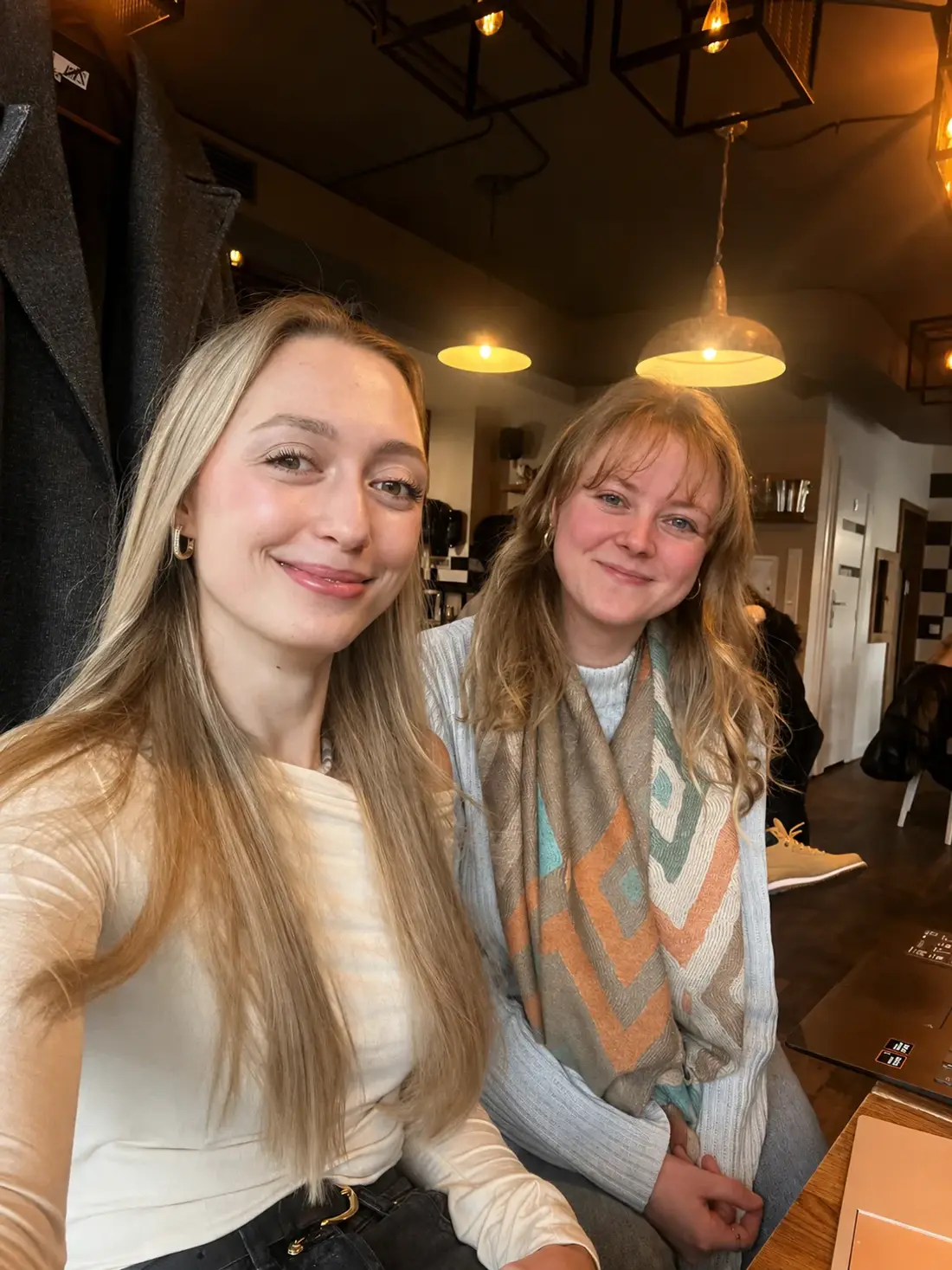 Wiktoria Sitko i Julia Rybska, autorki podręcznika dla Heliona