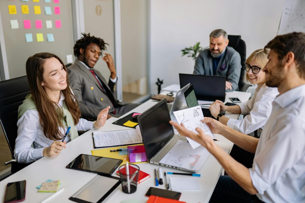 Jak udzielać feedbacku po angielsku w IT – kluczowe zwroty i słownictwo - najlepsze praktyki